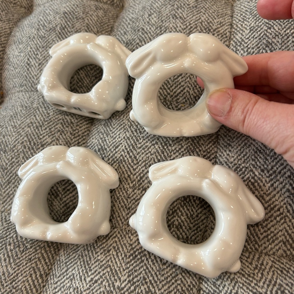 Set of 4 Pottery Barn napkins rings
